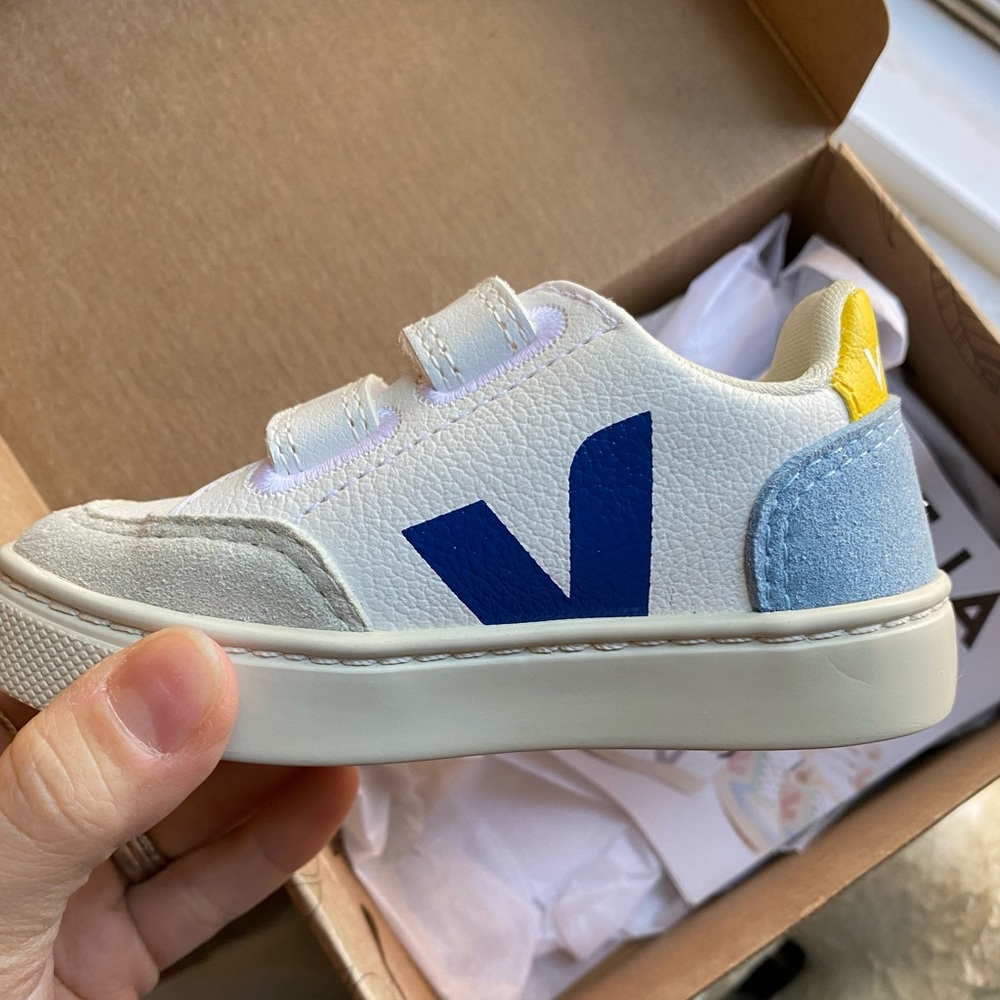 BNIB Veja V-12